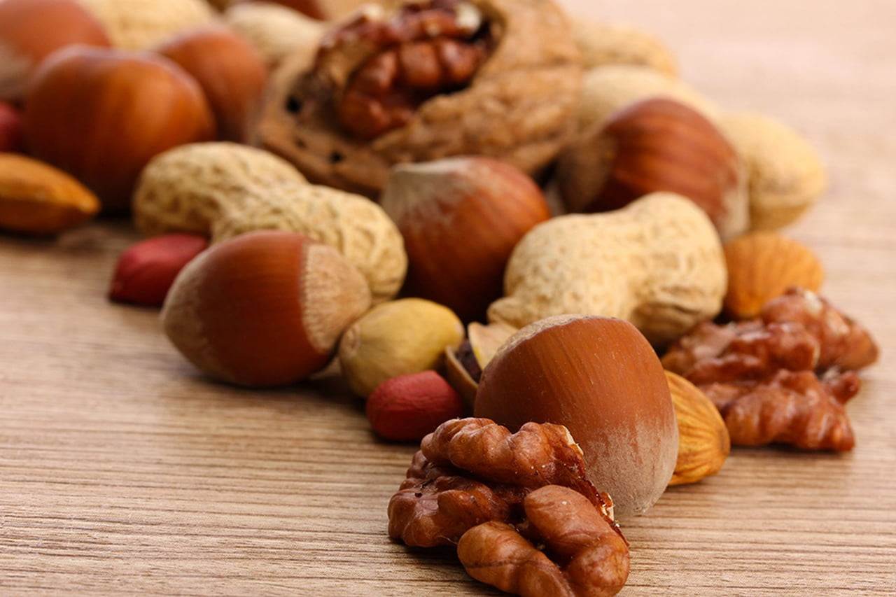 Белки грецкие орехи можно. Орехи. Орехи в кожуре. Грецкие и кедровые орехи. Фундук и арахис.