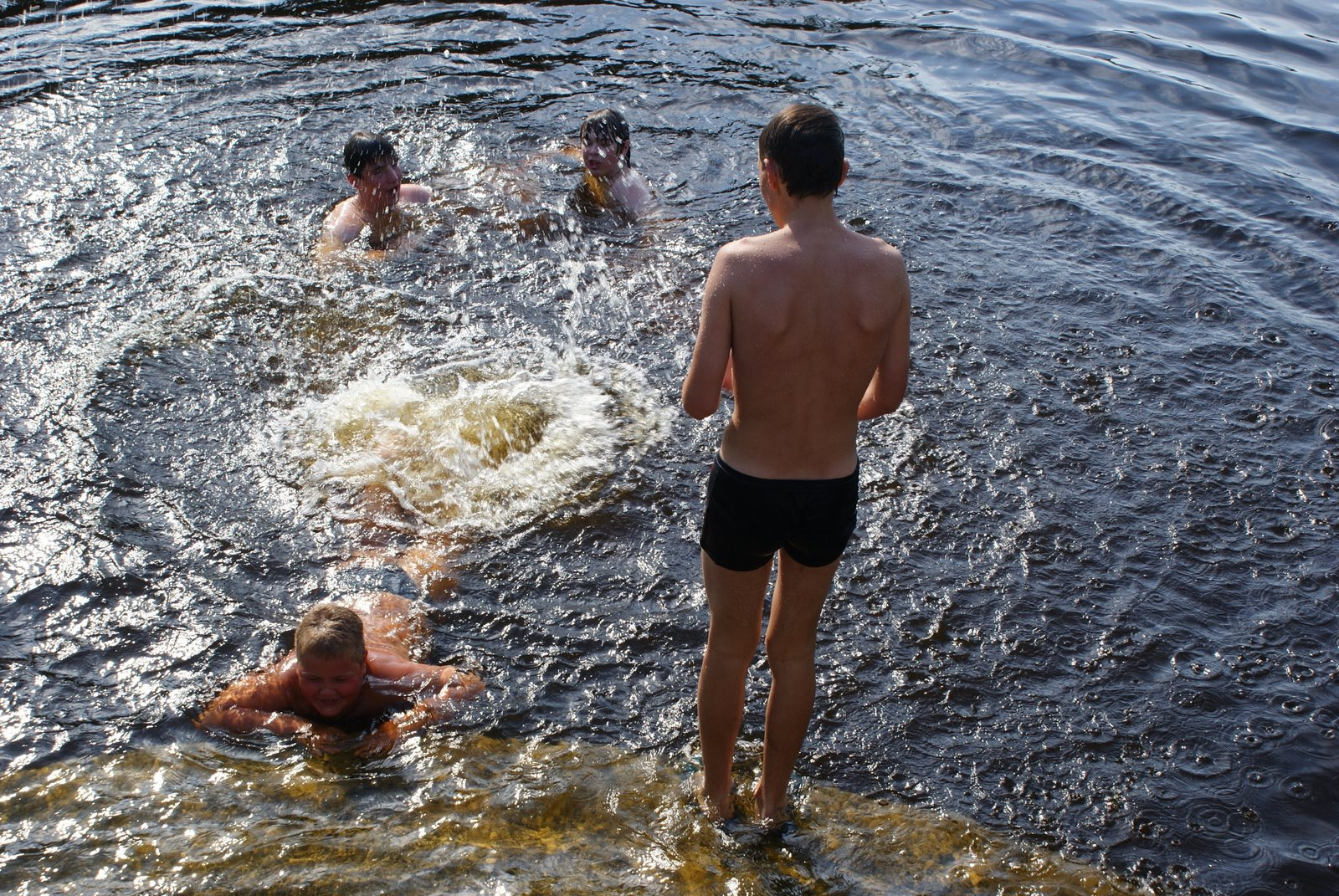 Купание подростков. Мальчики купаются в реке. Парни купаются. Купающиеся юноши.