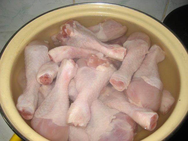 Можно ли щенку давать куриное мясо? какую курицу (сырую, вареную или жареную) можно давать маленькому щенку - автор екатерина данилова - журнал женское мнение